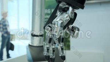 今天的未来。 机器人手臂机械手在阳光下旋转。 机器人的金属手臂。 现代技术机器人