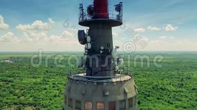 山顶电信天线电信塔的鸟瞰图。