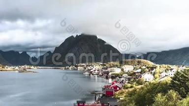 4k时间推移电影片段移动云在挪威传统渔民`小屋，罗布勒岛上
