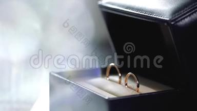 银婚戒指在黑盒宏观特写拍摄钻石首饰