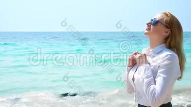 海滩上的女商人。她喜欢看海。她解开衬衫的扣子，在海中呼吸