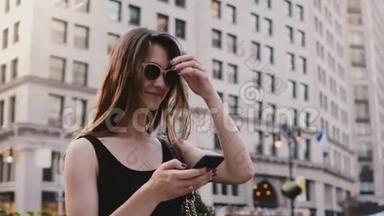 兴奋的白人年轻旅游妇女带着戴着太阳镜的智能手机在纽约<strong>四处</strong>张望，这是一个惊人的恐慌镜头。