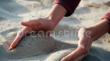 慢动作，特写：沙子穿<strong>过年</strong>轻女子的手指.. 沙子穿过了一个