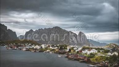 4k时间推移<strong>电影</strong>片段移动云在挪威传统渔民`小屋，罗布勒岛上
