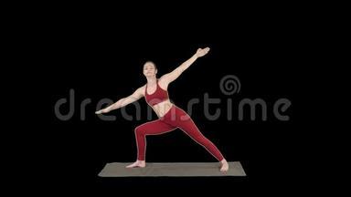 <strong>年轻女子练习瑜伽</strong>，完成Utthitaparsvakonasana<strong>练习</strong>，阿尔法频道