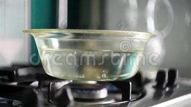 水在平底锅中沸腾