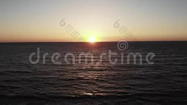 在塞浦路斯帕福斯，<strong>红日</strong>与太阳之路在海上落下。 日落于海洋，天空和波浪海。