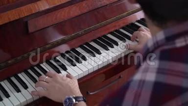 音乐表演者的特写`他的手在<strong>弹钢琴</strong>