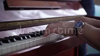 音乐表演者的特写`他的手在弹钢琴