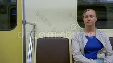 一个中年妇女在地铁上睡着了。 疲惫的女人。 坐在地铁里