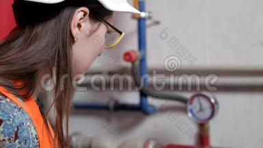 女工程师检查锅炉房<strong>供暖</strong>系统设备的数据