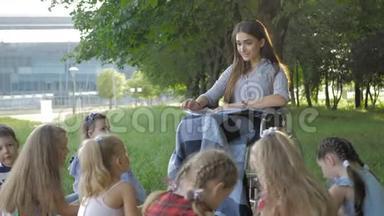 残疾青年教师在公园为男孩和女孩读书