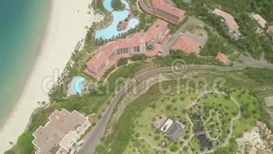 豪华度假酒店，可在海岸鸟瞰游泳池。 沙滩旅游酒店的大型游泳池