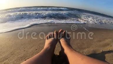 女孩坐在海边，海浪在沙滩上翻滚