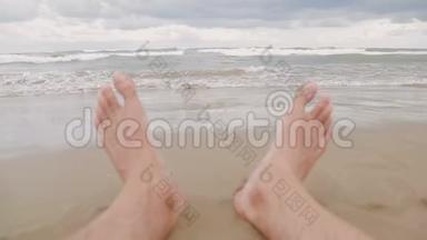 人们在海滩上`脚特写。 看一看，海水涌到岸边. <strong>暑假假期</strong>。