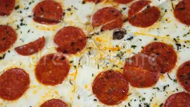披萨的质地，特写.. 薄薄的香肠片。 意大利传统热菜的质地。