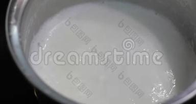 用煮沸的牛奶在锅里加入薄片。 高能量早晨食品
