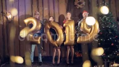 新年派对，展示2019形状的气球。 新年快乐概念。