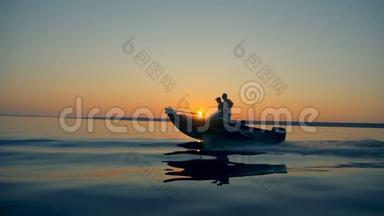 一艘渔船与两名男子在湖中横渡的侧景
