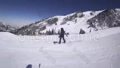 少年滑雪者女人跳踢球手
