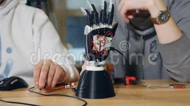 创意工程师在现代创业办公室与创新仿生机器人手臂。 多利摄像机的动作。