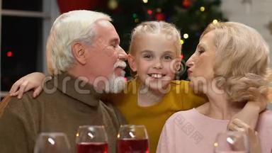 爷爷<strong>奶奶亲</strong>吻可爱的孙女，老两口高兴在圣诞节见到孩子