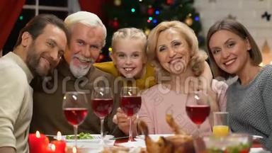 家人拥抱看镜头，一起庆祝圣诞节的概念