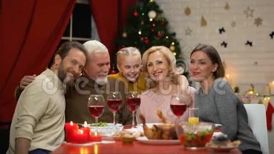 小女孩在传统的圣诞晚餐上拥抱祖父母，复古的<strong>照片效果</strong>