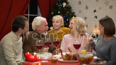 快乐的<strong>一家人</strong>在圣诞晚餐上聊天，讲有趣的故事，<strong>圣诞节</strong>奇迹般的时刻