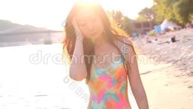 美丽苗条的亚洲年轻女子穿着泳装在海滩上奔跑，喜欢在海上放松。