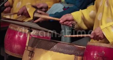 越南音乐家演奏民族乐器