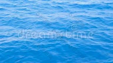 平静大海的背景。海浪拍打着海面。蓝色的大海，有波浪的纹理。