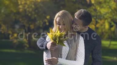 温柔的男朋友把秋叶的花束送给女朋友，玩得开心