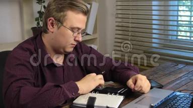 商人在计算器上计算，并在笔记本上写下金额。