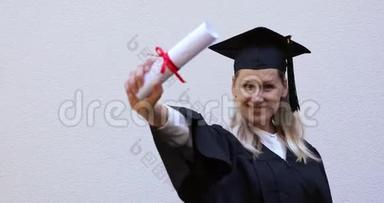 快乐的大学毕业生展示了新毕业证书