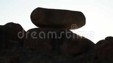 在澳大利亚北部的一块不寻常的岩石上，太阳出现在一块不寻常`岩石上