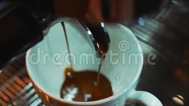用专业咖啡机制作的意大利最优质的浓缩咖啡<strong>落入</strong>咖啡杯中。