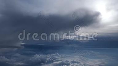 在飞机上的天空中，在美丽的云景中，在层层的云间飞行。