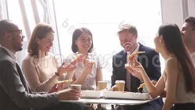 快乐的多元<strong>文化</strong>商业团队在<strong>办公室</strong>谈笑风生地吃披萨