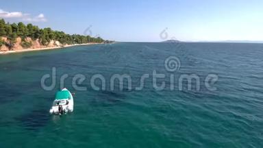 在希腊哈尔基迪基航行到大海的小型<strong>充气船</strong>的鸟瞰图，用无人驾驶飞机前进