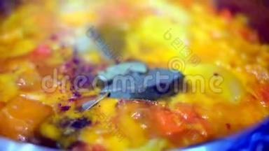 视频3840x2160fps45煮南瓜做汤.. 烹饪蔬菜。 健康的饮食观念。