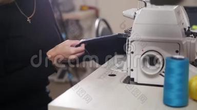 有长发的年轻女子在工<strong>厂里</strong>用缝纫机工作。 关门