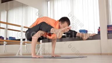 年轻的运动员坐在带镜子的健身房蓝色<strong>垫</strong>子上的<strong>瑜伽</strong>姿势。 <strong>瑜伽</strong>，运动，放松，灵活