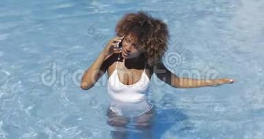 女人在游泳池里掉电话