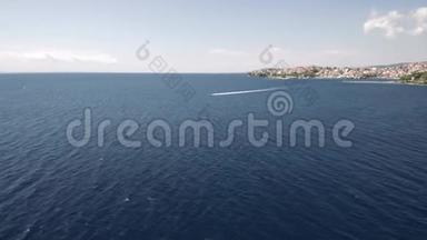 鸟瞰图一艘高速船<strong>横渡</strong>大海，希腊近地天体马尔马拉斯·哈尔基迪基（Neos Marmaras Halkidiki Greece）用无