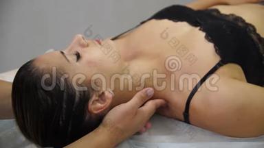 在按摩师的接待处做颈部按摩的女人。 男人`手按摩颈椎到