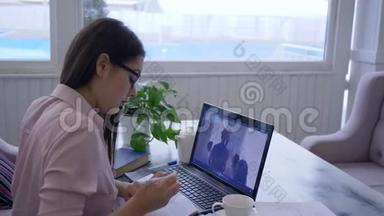 远距离学习，聪明女孩眼镜通过在线<strong>视频教育</strong>自我发展使用笔记本电脑和