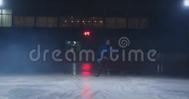 男子<strong>冰球</strong>运动员在冰场上打<strong>冰球</strong>时，运球直接移动到镜头前，直视对方