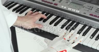 机器人假肢的试验，手弹钢琴，试图按右键重复为人的手。