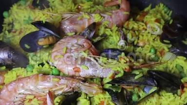 多莉密切观看西班牙<strong>海鲜海鲜</strong>饭：贻贝，国王对虾，朗古斯汀，黑线鳕。